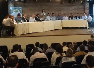 Prefeita anfitriã, Dárcy Vera, recebeu os prefeitos e os convidou a participar do III Encontro dos Municípios com o Desenvolvimento Sustentável (EMDS). Ao todo foram 100 participantes, sendo 18 prefeitos e 6 representantes