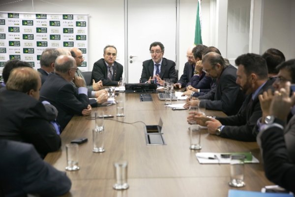 Ministro Patrus Ananias recebe prefeitos do Consórcios Intermunicipal dos Pampas
