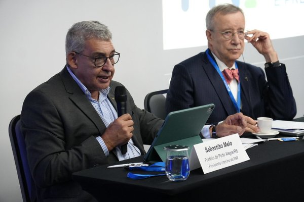 Prefeitos conhecem experiência da e-Estônia em palestra com ex-presidente do país