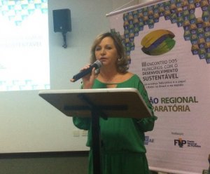 A prefeita Cecília Ferramenta na abertura da reunião preparatória