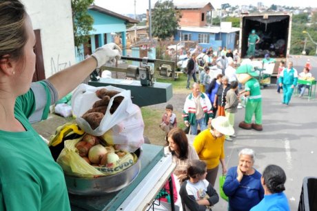 Caxias do Sul (RS) - Programa troca resíduos seletivos por alimentos