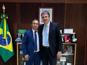 Prefeito de Araguaína entrega parecer da FNP ao ministro da Educação