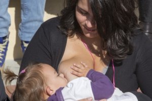 Lei multa estabelecimentos que proibirem mãe de amamentar em Belo Horizonte