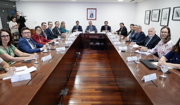 FNP participa de reunião sobre desoneração da folha de pagamento dos municípios na presidência da República