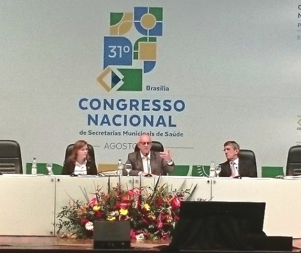 Presidente do Conasems, Fernando Monti, e os deputados Leandre Dal Ponte e Darcísio Perondi