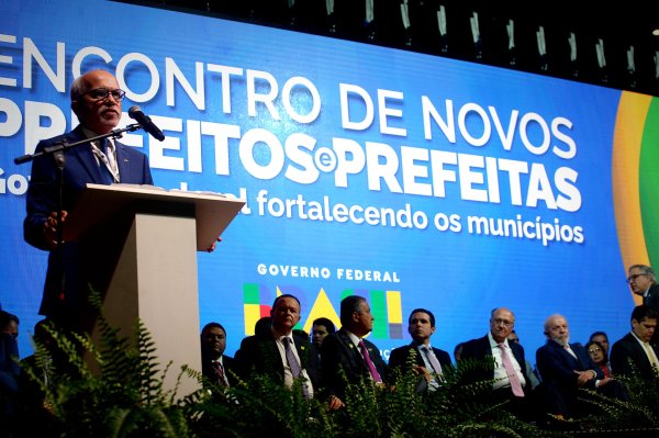 Atual presidente da FNP, Edvaldo Nogueira, discursa na abertura do encontro