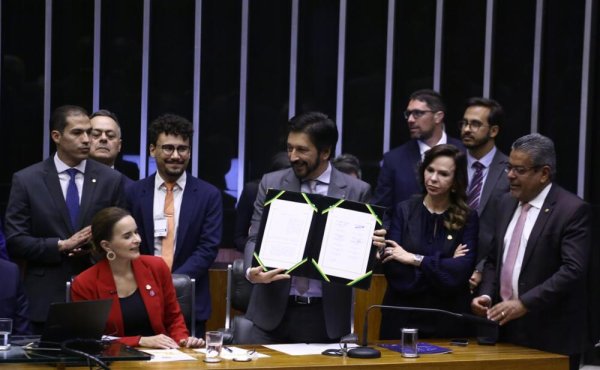 PEC 66 é promulgada e presidente do Congresso destaca atuação da FNP