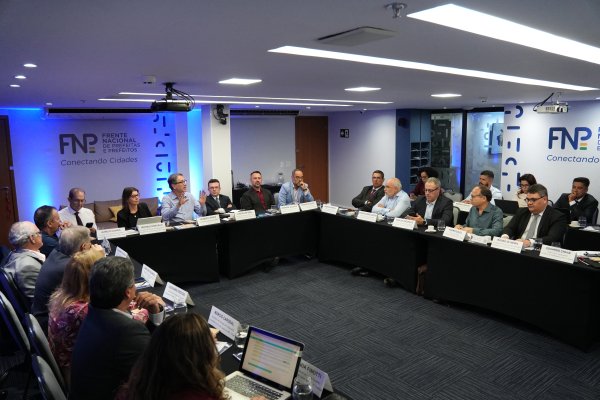 Conselheiros indicados pela FNP para Comitê Gestor do IBS se reúnem em Brasília