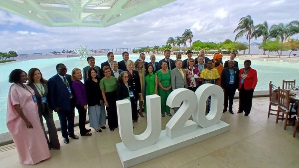 Lideranças municipais posam para foto oficial do U20