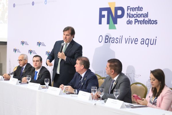 Prefeitos têm primeira reunião com grupo de deputados que compõem a Bancada da FNP; ao todo são 73 parlamentares