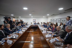 Prefeito Axel Grael pede maior participação Federal no combate às queimadas durante reunião com Governadores e Ministros