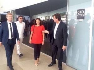 Prefeita de Paris, Anne Hidalgo e o prefeito do Rio de Janeiro, Eduardo Paes em uma reunião do C40 