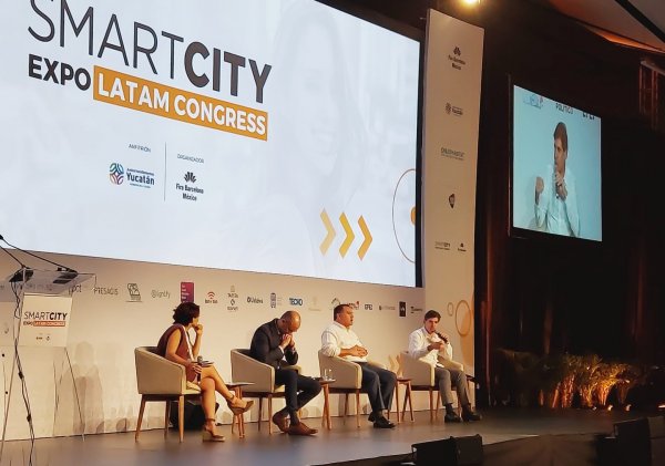 Prefeito brasileiro participa de painel sobre mudanças urbanas no Smart City em Mérida