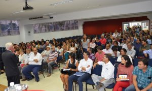Ministro Mangabeira Unger realiza palestra em Carapicuíba (SP)