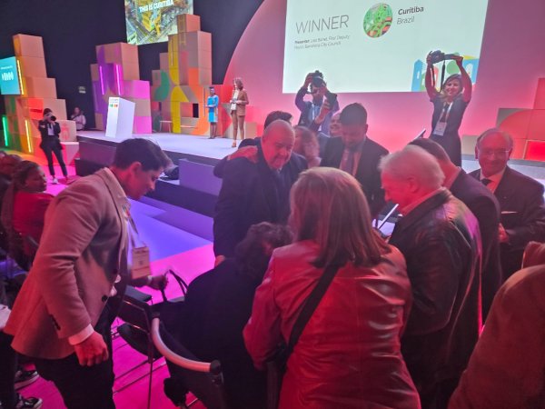 Curitiba recebe prêmio mundial de cidade sustentável em Barcelona