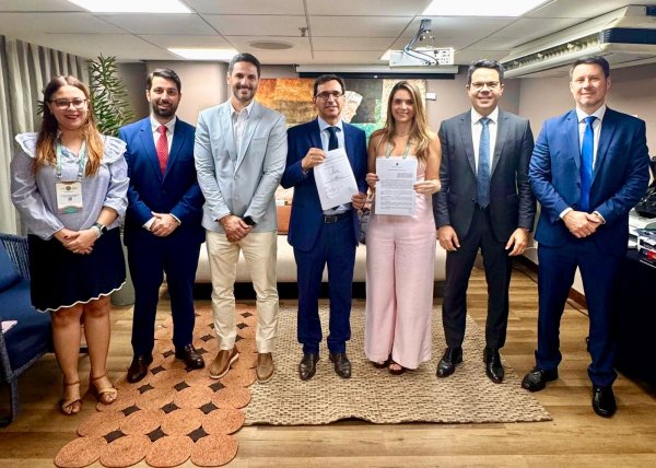 (Da esquerda para a direita) Procuradora-geral de Santa Rita do Passa Quatro/SP, Laís Caires; procurador-geral de Porto Alegre/RS e vice-presidente da Comissão Temática do FNPGC, Jhonny Prado; procurador-geral de Salvador/BA e vice-presidente do FNPGC, Eduardo Vaz Porto; advogado-geral da União Substituto, Flávio Roman; procuradora-geral de Contagem/MG e presidente do FNPGC, Sarah Campos; e os advogados-gerais da União adjuntos, Paulo Ceo e Paulo Mendes.