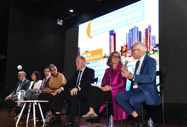 Presidente Edvaldo Nogueira discursa no painel &quot;Federalismo Climático: Acelerando a Adaptação dos Municípios por Meio do AdaptaCidades e do Programa Cidades Verdes Resilientes&quot;