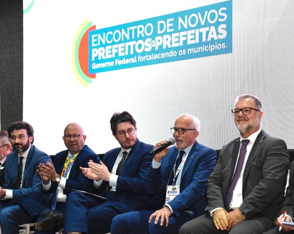 Edvaldo Nogueira discursa no painel sobre federalismo climático