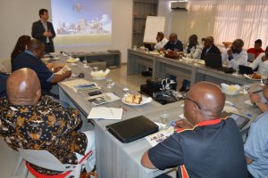 Delegação de entidade municipalista sul-africana visita FNP para compartilhar experiências