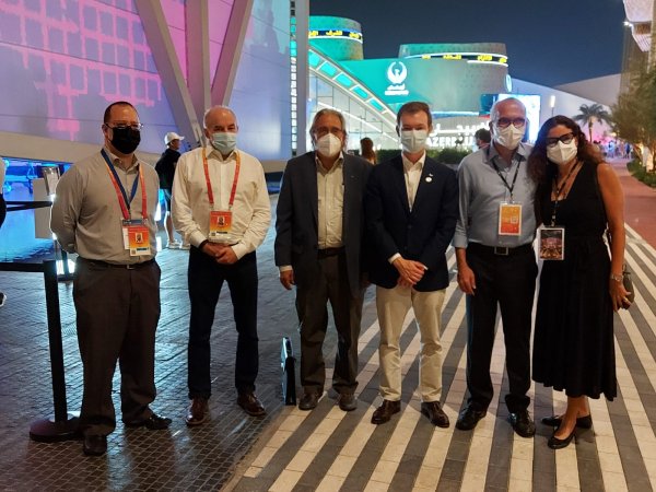 Presidente da FNP esteve com brasileiros em visita ao pavilhão do Brasil na Expo 2020 Dubai